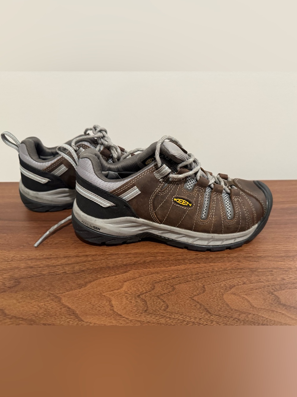 KEEN women’s work tennis shoes, steel safety toe, leather size 8